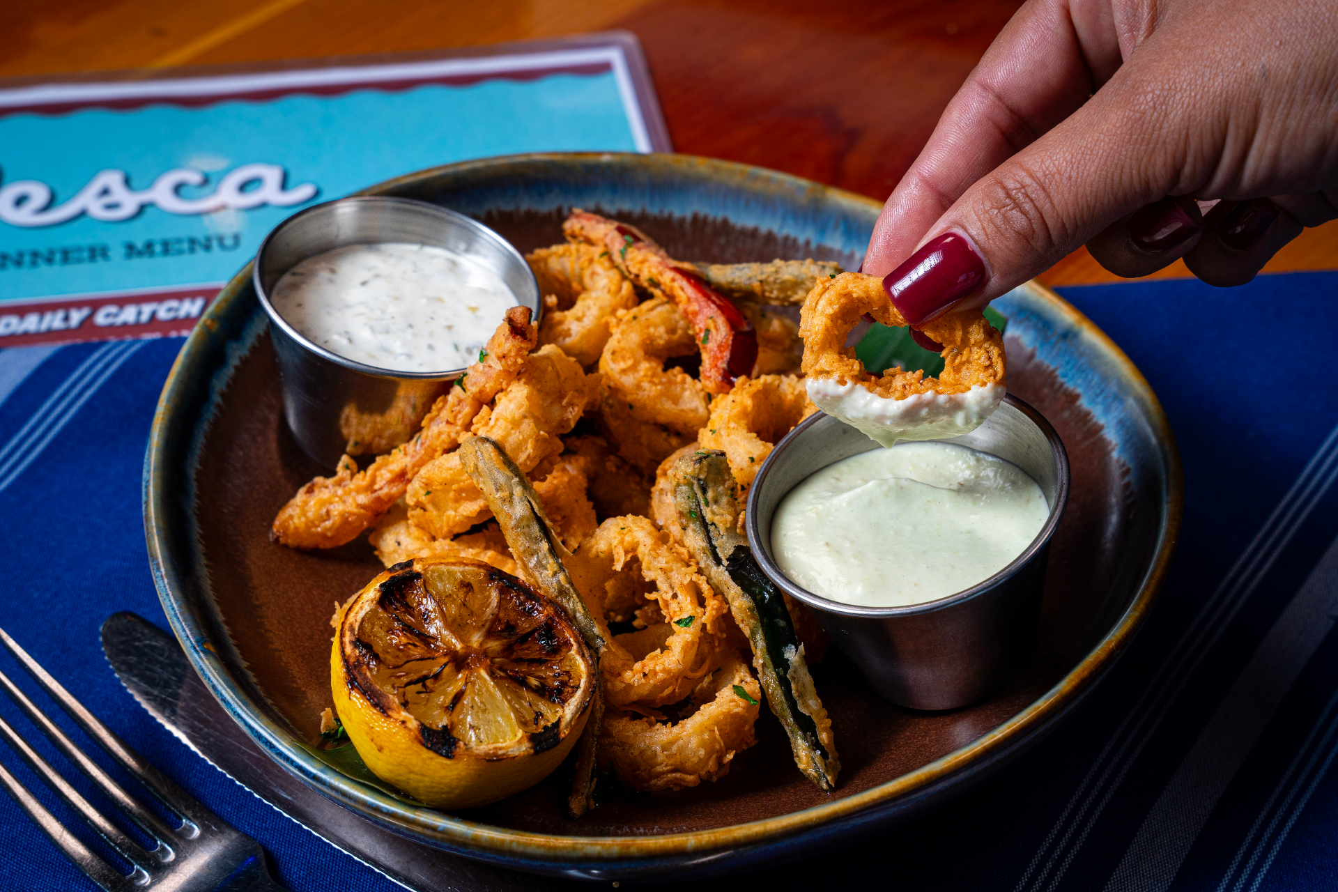 Calamares crujientes con salsas