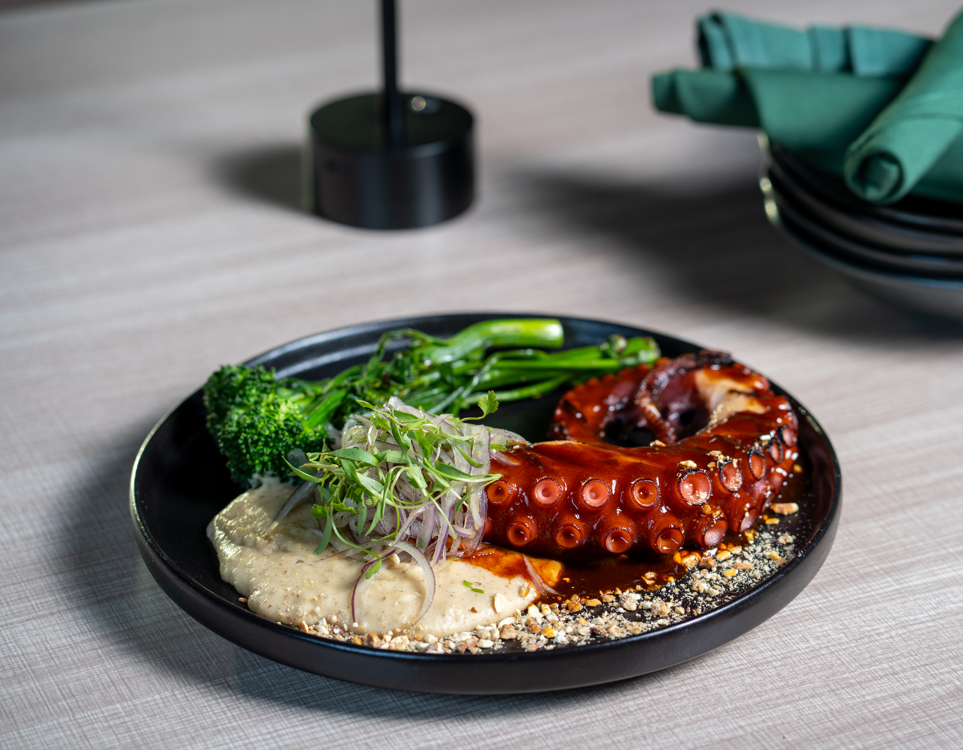 Pulpo a las brasas con puré y broccolini