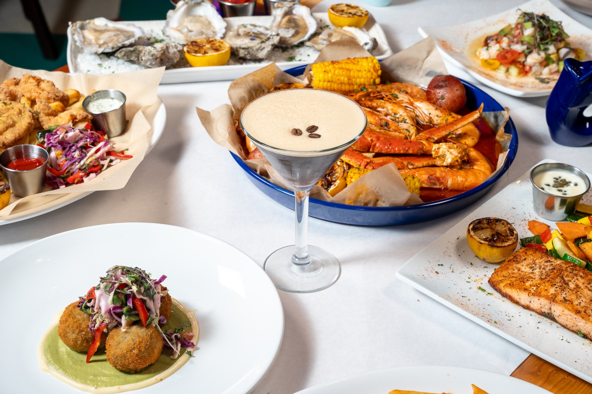 Mesa con mariscos y coctel de autor