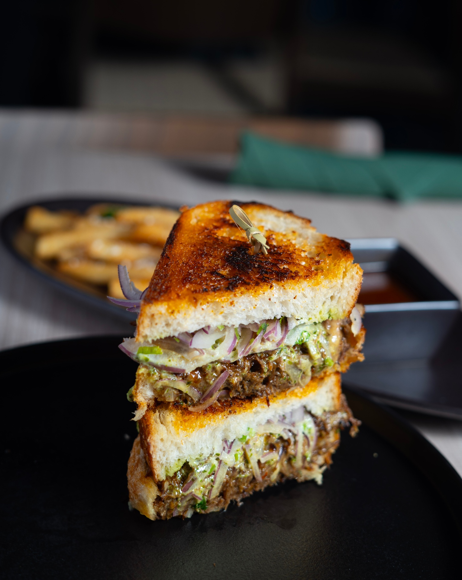 Sándwich de brisket con papas