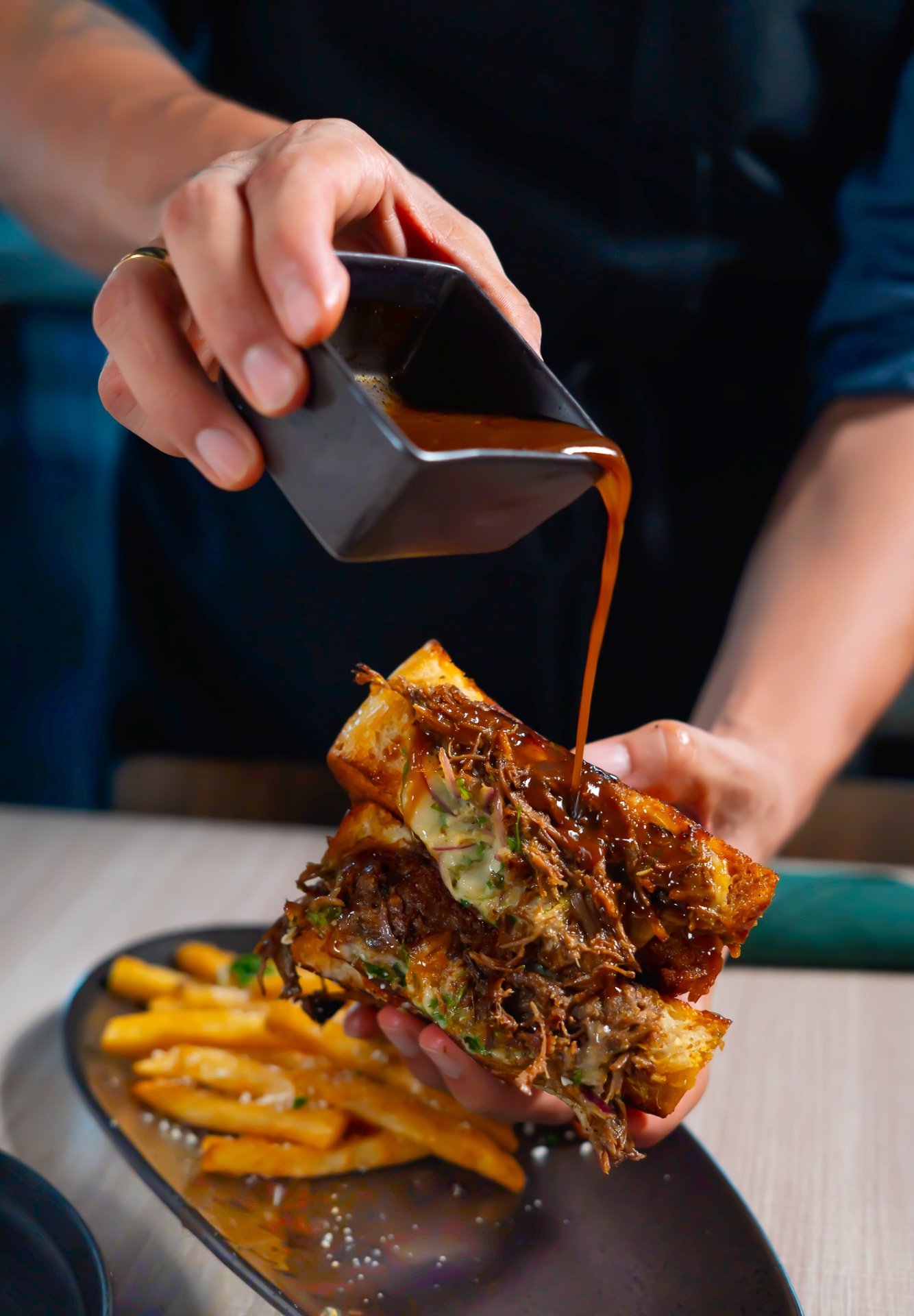 Sándwich premium con salsa vertida